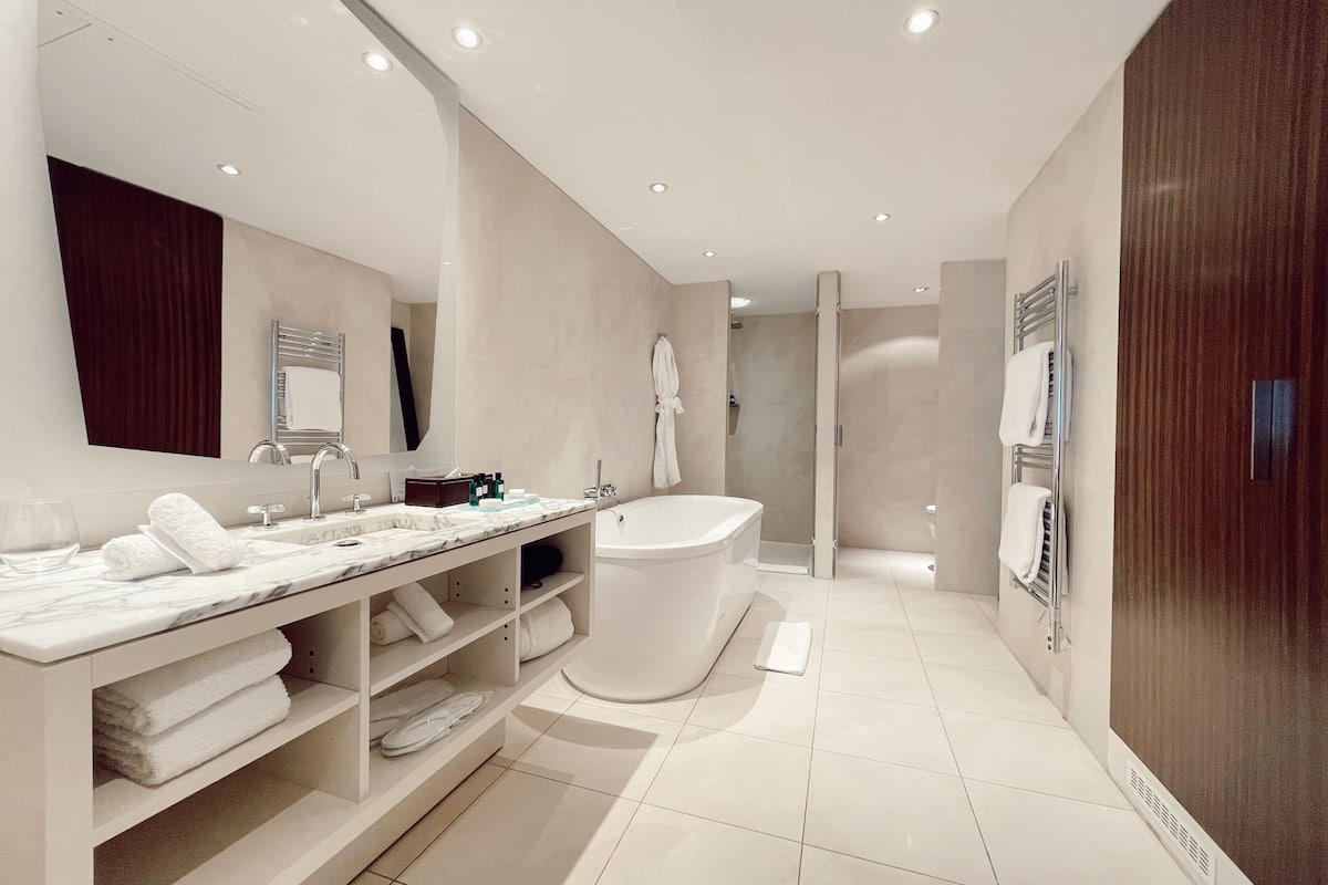 junior suite | bathroom | free toiletries, hair dryer, bathrobes, slippers