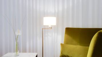 Habitación Deluxe | Ropa de cama de alta calidad y minibar (con algunos artículos gratuitos)