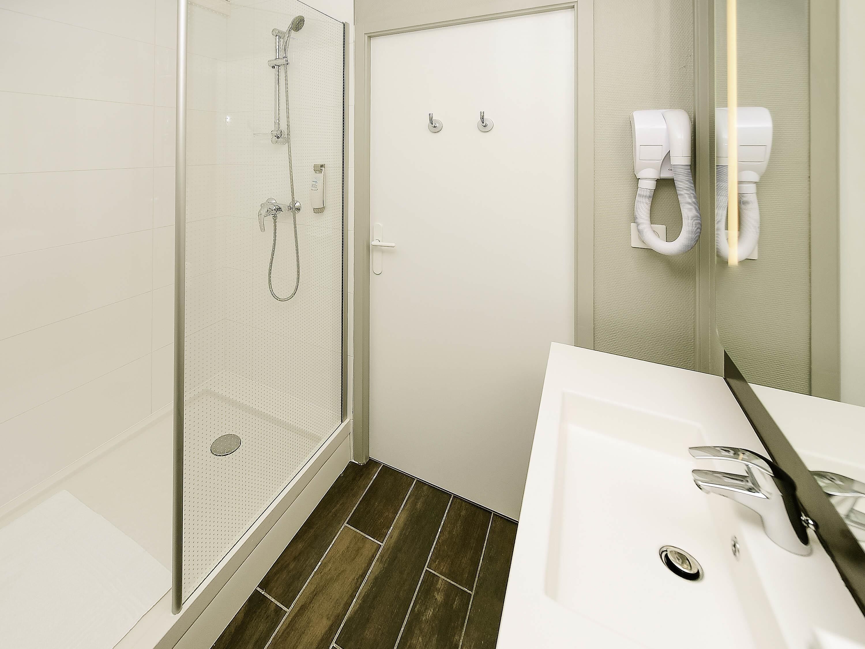 Chambre Standard, plusieurs lits | Bureau, chambres insonorisées, fer et planche à repasser