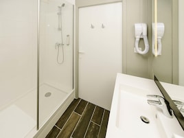 Standard Room, Multiple Beds | Desk, soundproofing, iron/ironing board, free cribs/infant beds