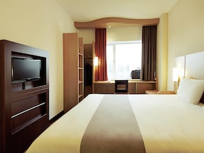 Desk, soundproofing, iron/ironing board (on request) - ibis Lyon Est Beynost A42 (Beynost)