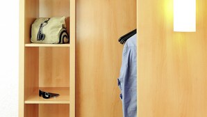 Desk, soundproofing, iron/ironing board (on request), cribs (free) - ibis Lyon Est Beynost A42 (Beynost)