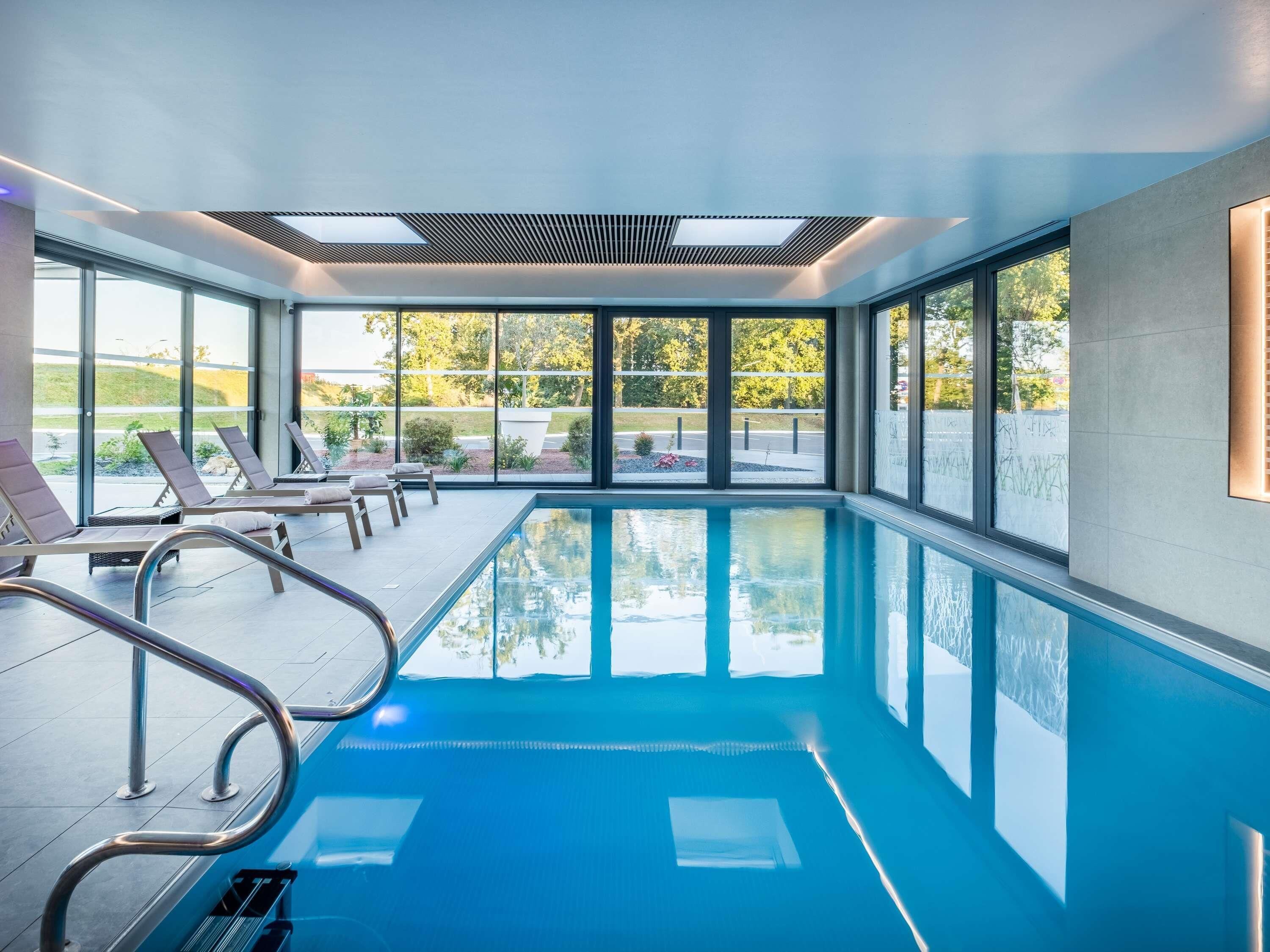 Innenpool, geöffnet von 07:30 Uhr bis 22:00 Uhr, Liegestühle