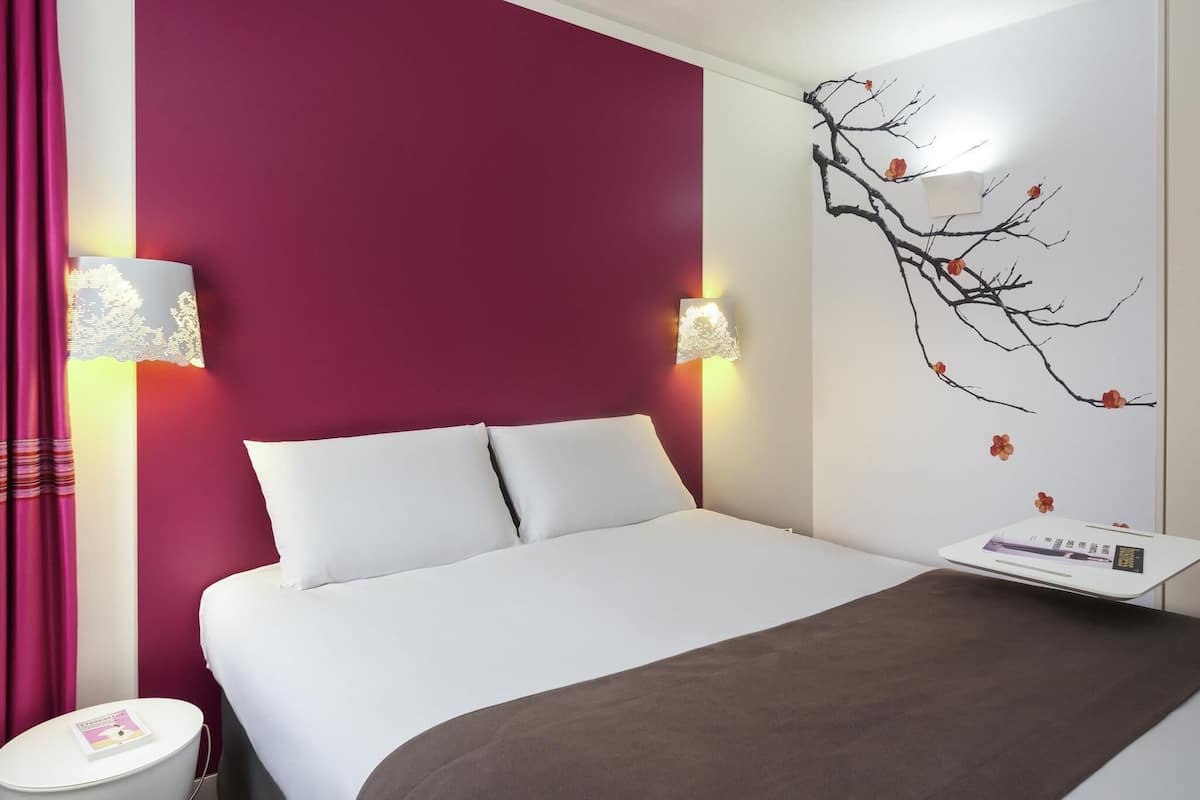 Chambre classique, 1 lit double | Literie de qualité, lit avec matelas à plateau-coussin, coffre-fort