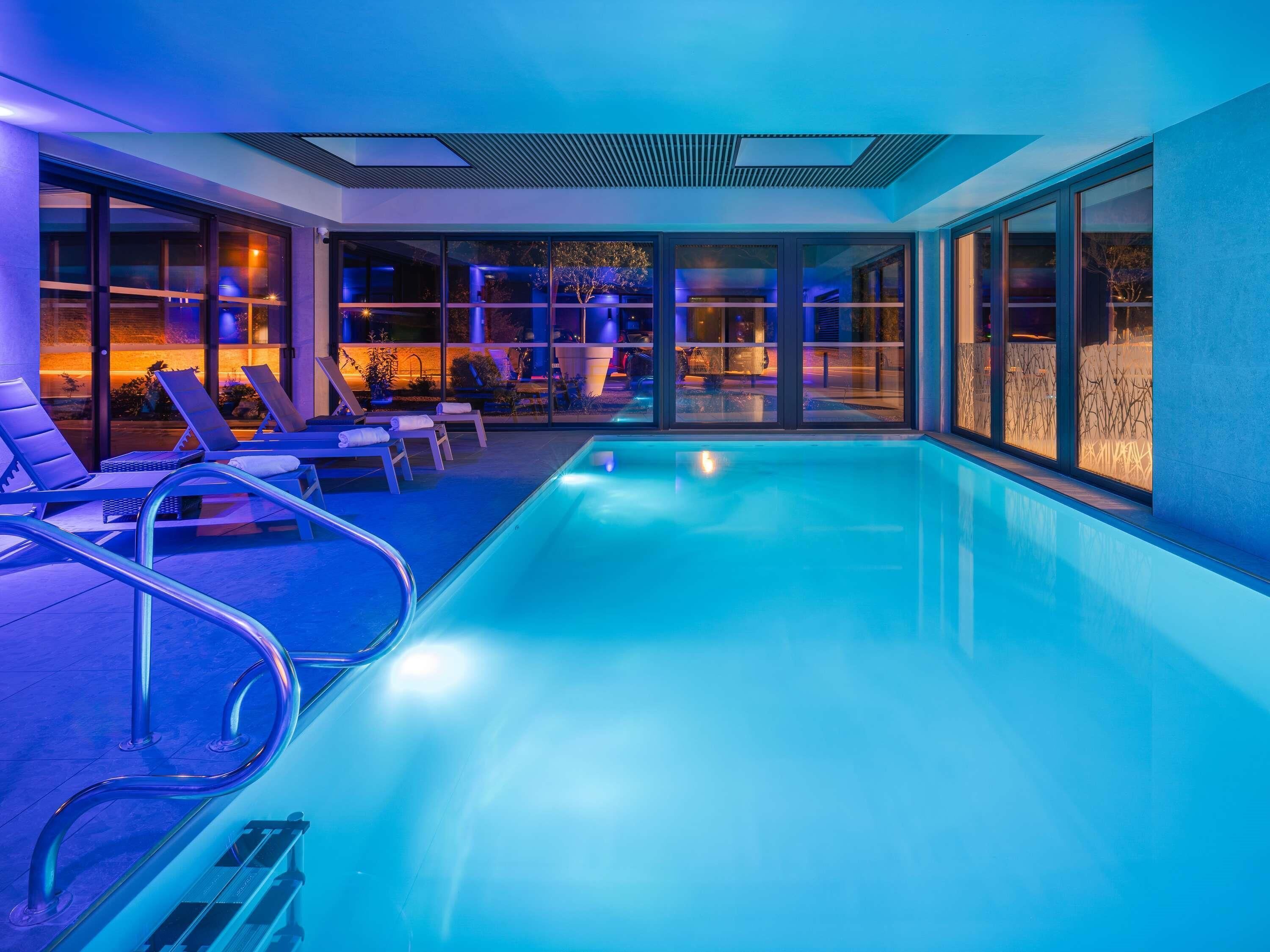 Piscina interna, funciona das 7h30 às 22h, espreguiçadeiras