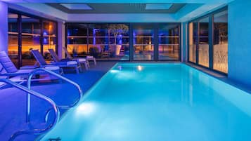 Innenpool, geöffnet von 07:30 Uhr bis 22:00 Uhr, Liegestühle