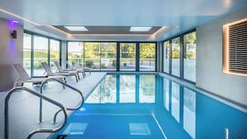 Piscine couverte, accès possible de 07 h 30 à 22 h 00, chaises longues