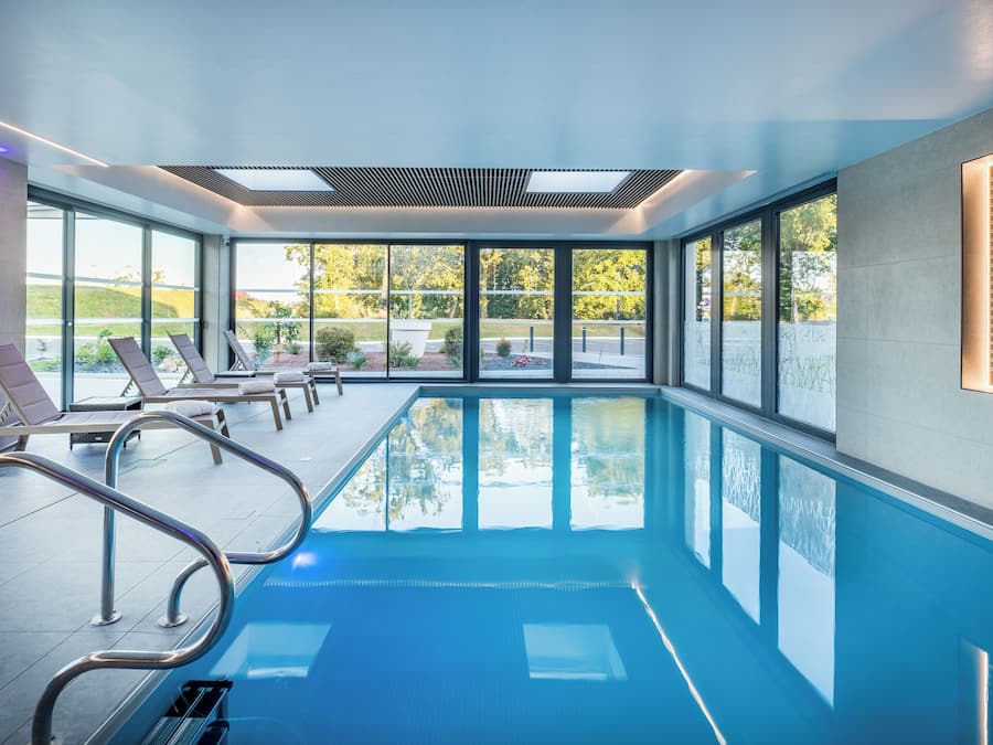 Piscine couverte, accès possible de 07 h 30 à 22 h 00, chaises longues