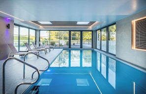 Piscine couverte, accès possible de 07 h 30 à 22 h 00, chaises longues