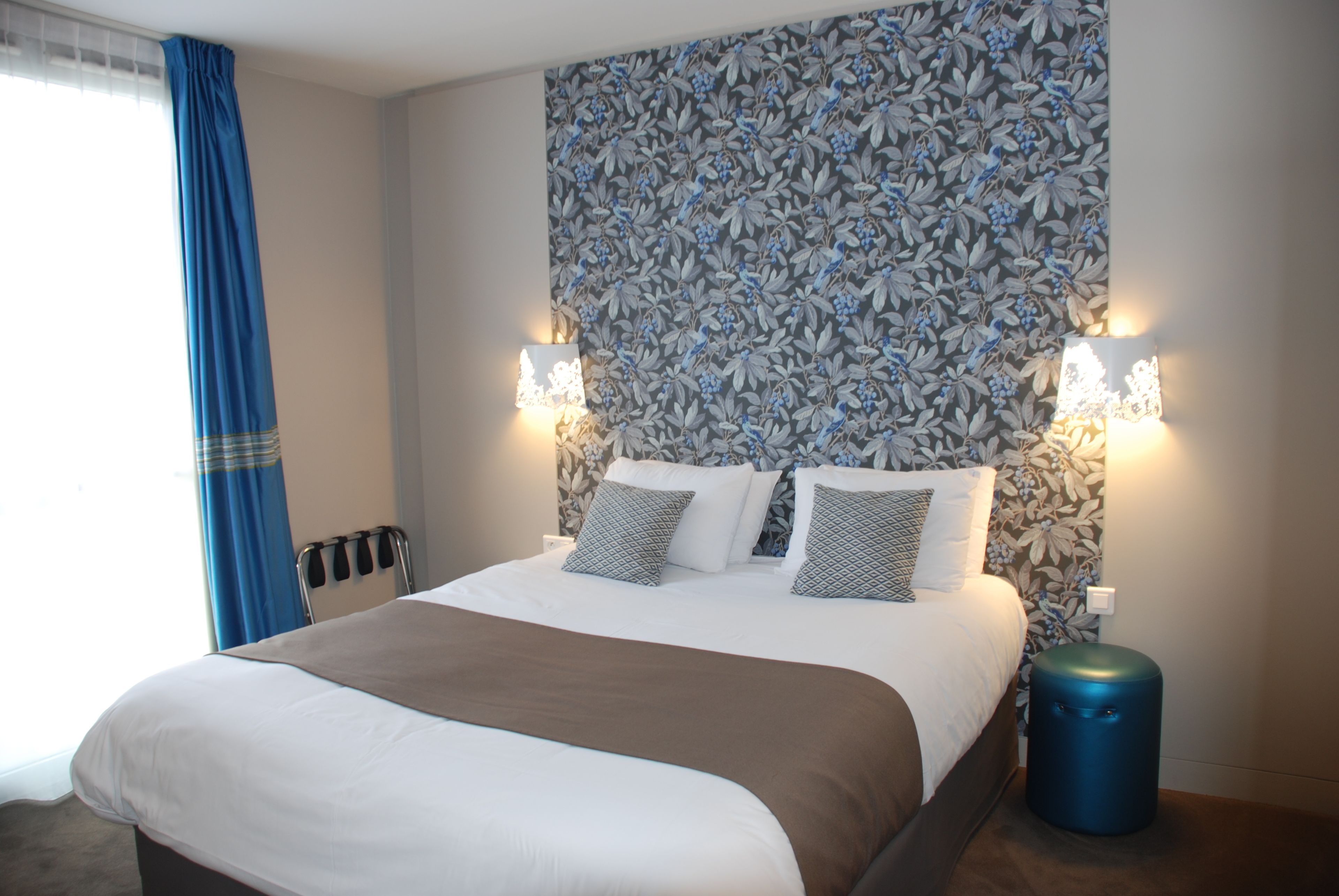 superior room, 1 double bed | premium bedding, pillow-top beds, in-room safe, desk