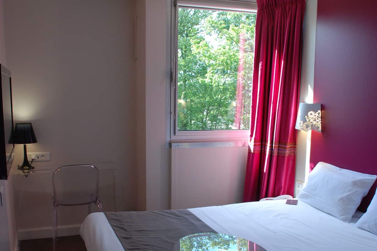 Premium bedding, pillow-top beds, in-room safe, desk