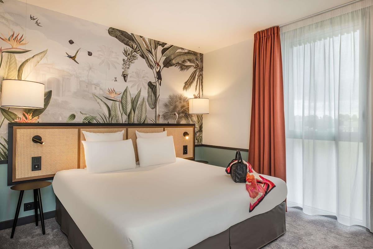 Deluxe Room, 1 Queen Bed | Premium bedding, pillowtop beds, in-room safe, desk