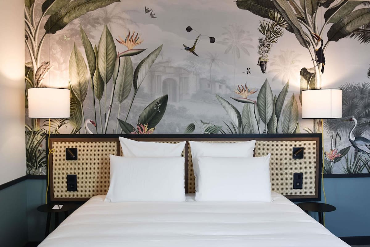 Deluxe Room, 1 Queen Bed | Premium bedding, pillow-top beds, in-room safe, desk