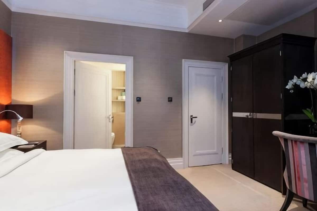 Hypo-allergenic bedding, minibar, in-room safe, individually decorated