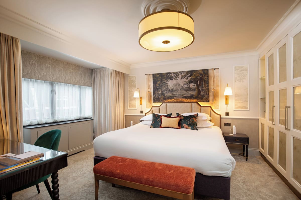 Luxe suite | Hypoallergeen beddengoed, een minibar, een kluis op de kamer, een bureau