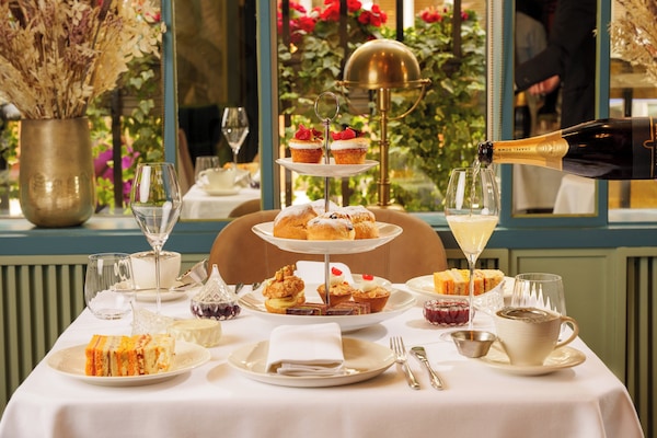 Breakfast, lunch, dinner served; British cuisine