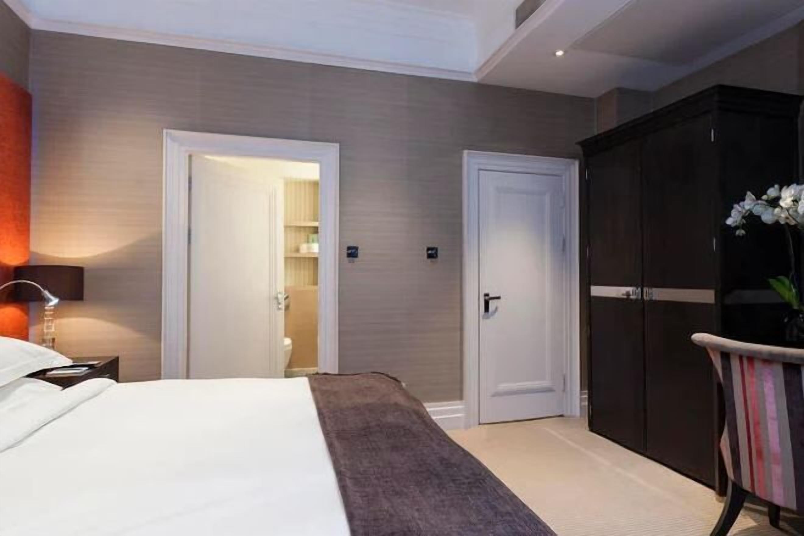 Hypo-allergenic bedding, minibar, in-room safe, individually decorated