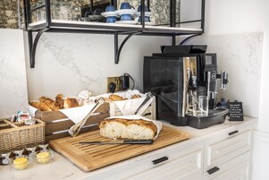 Daily English breakfast (GBP 36 per person)