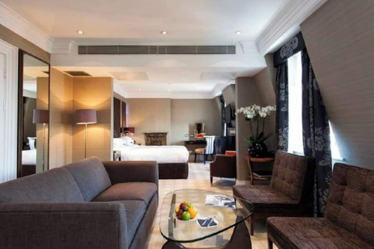 Roupas de cama antialérgicas, frigobar, cofres nos quartos