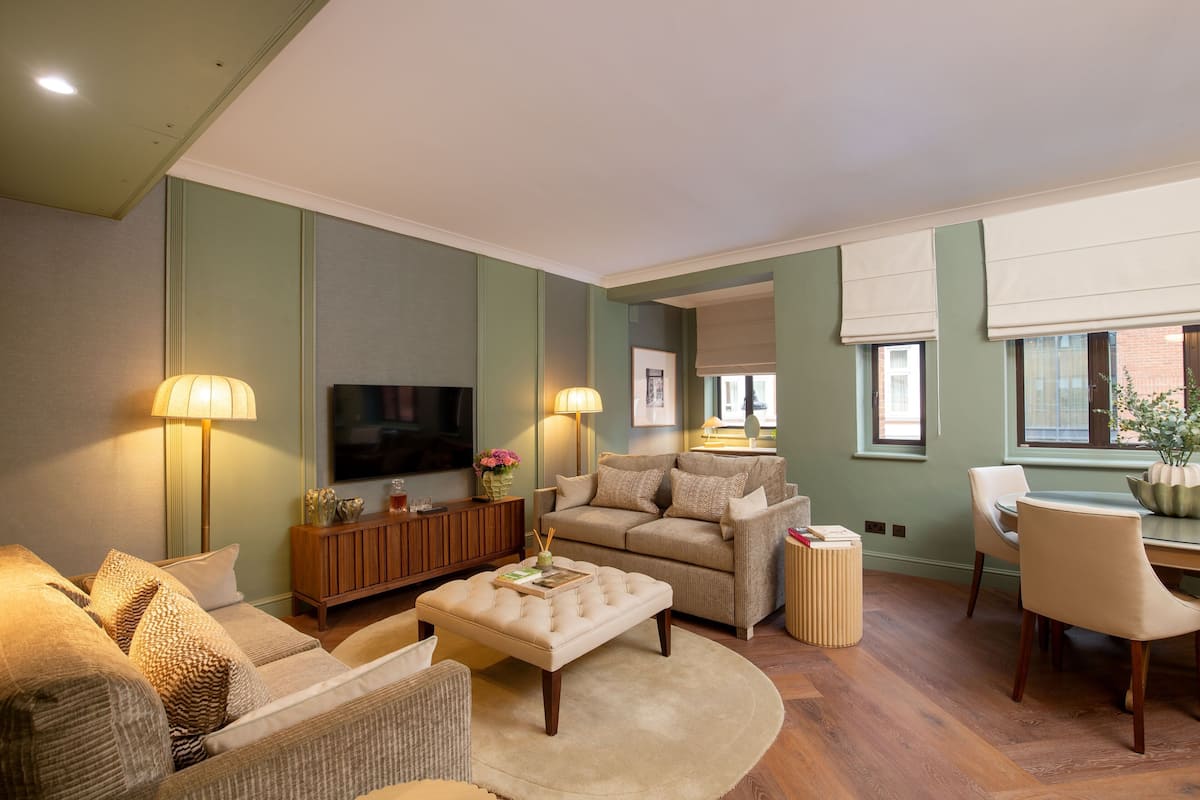 Two Bedroom Apartment | Hypoallergeen beddengoed, een minibar, een kluis op de kamer, een bureau