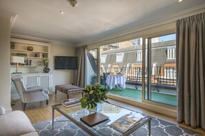 Three Bedroom Apartment | Aire de séjour | Téléviseur connecté de 42 po avec télévision par satellite