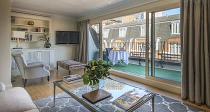 The Capital Hotel, Apartments & Townhouse