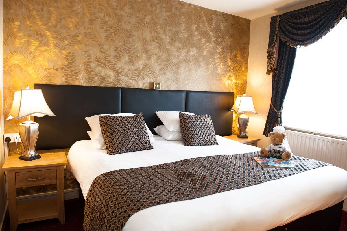 In-room safe, desk, iron/ironing board, free WiFi