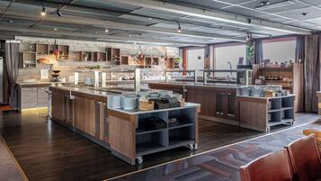 Desayuno buffet (EUR 21 por persona)