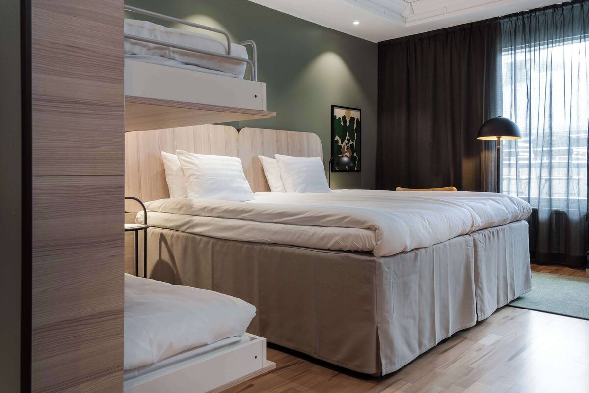 Familienzimmer (Superior) | Schreibtisch, kostenlose Babybetten, kostenloses WLAN, Bettwäsche