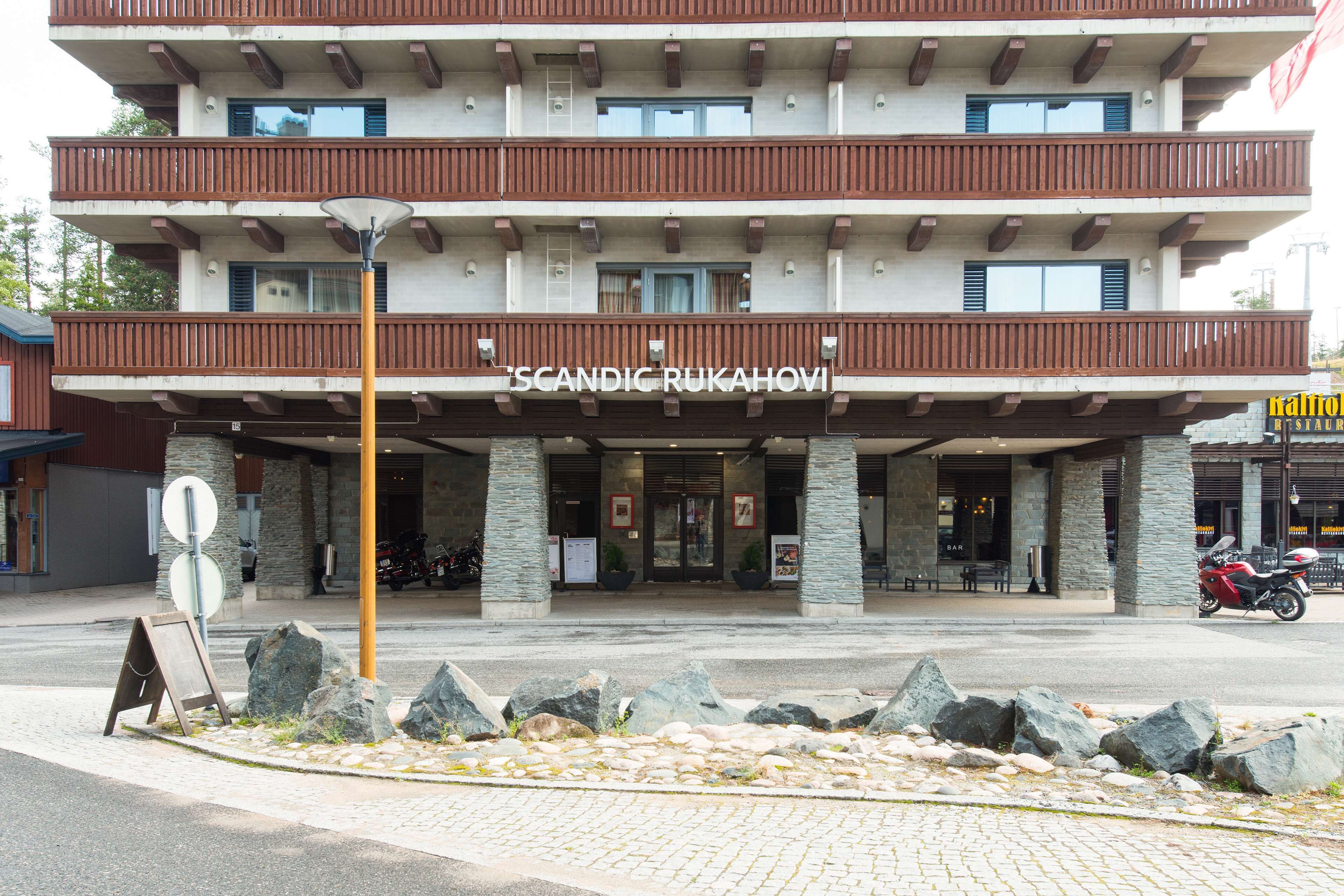 Un immeuble à plusieurs étages sur lequel on peut lire l’inscription « SCANDIC RUKAHOVI ».
