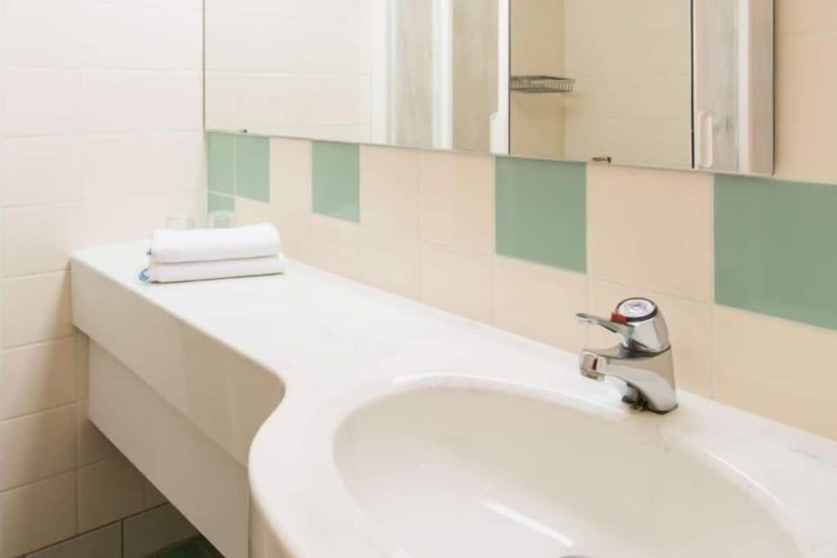 Salle de bain | Douche, sĂšche-cheveux, serviettes fournies, savon