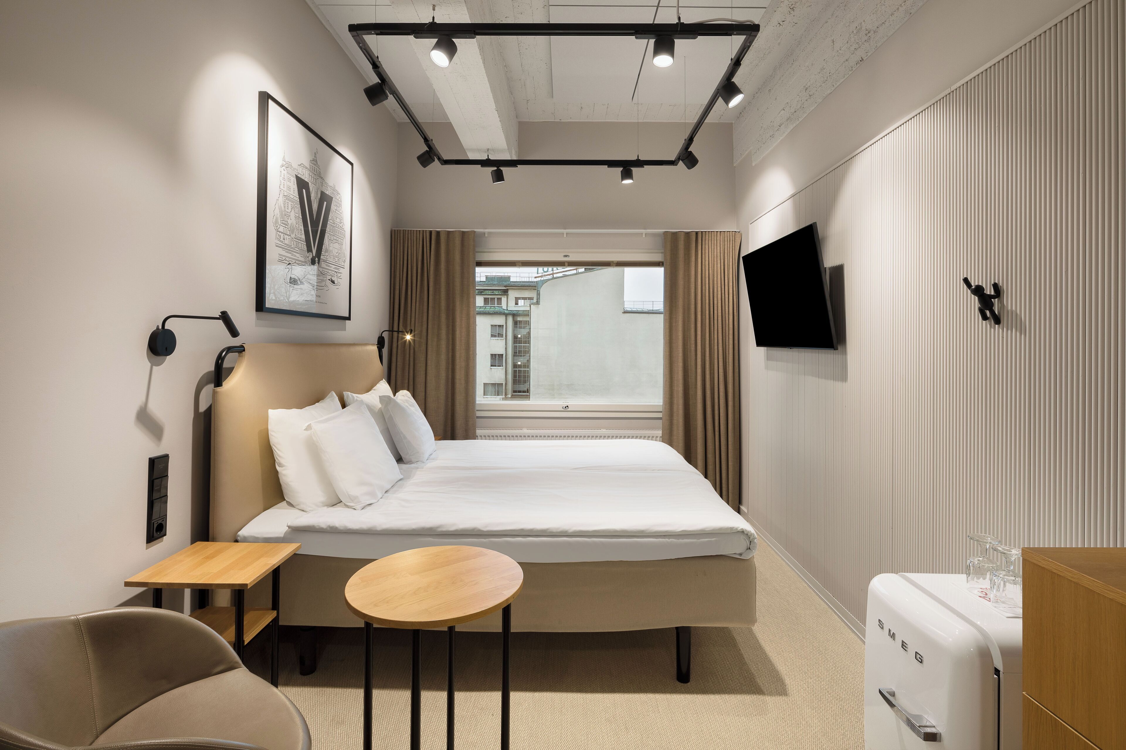 standard room, 1 king bed | hypo-allergenic bedding, in-room safe, blackout curtains