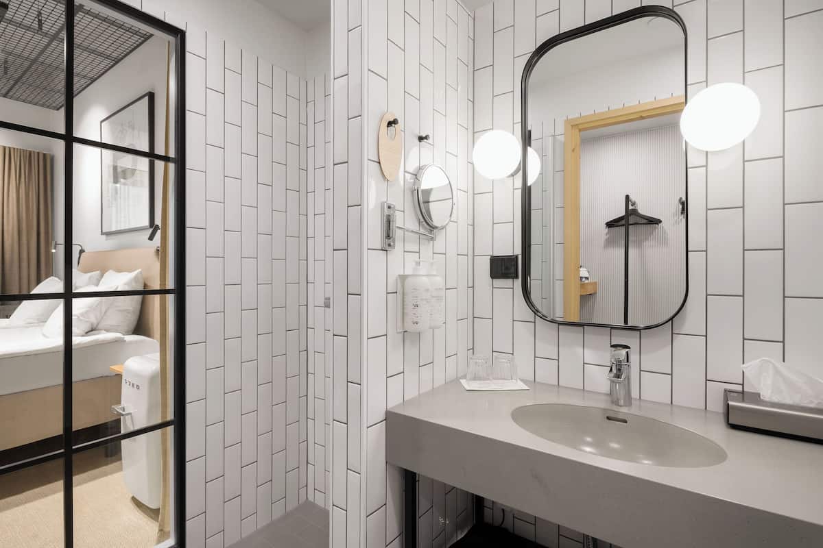 superior room, 1 king bed | bathroom | shower, free toiletries, hair dryer, towels