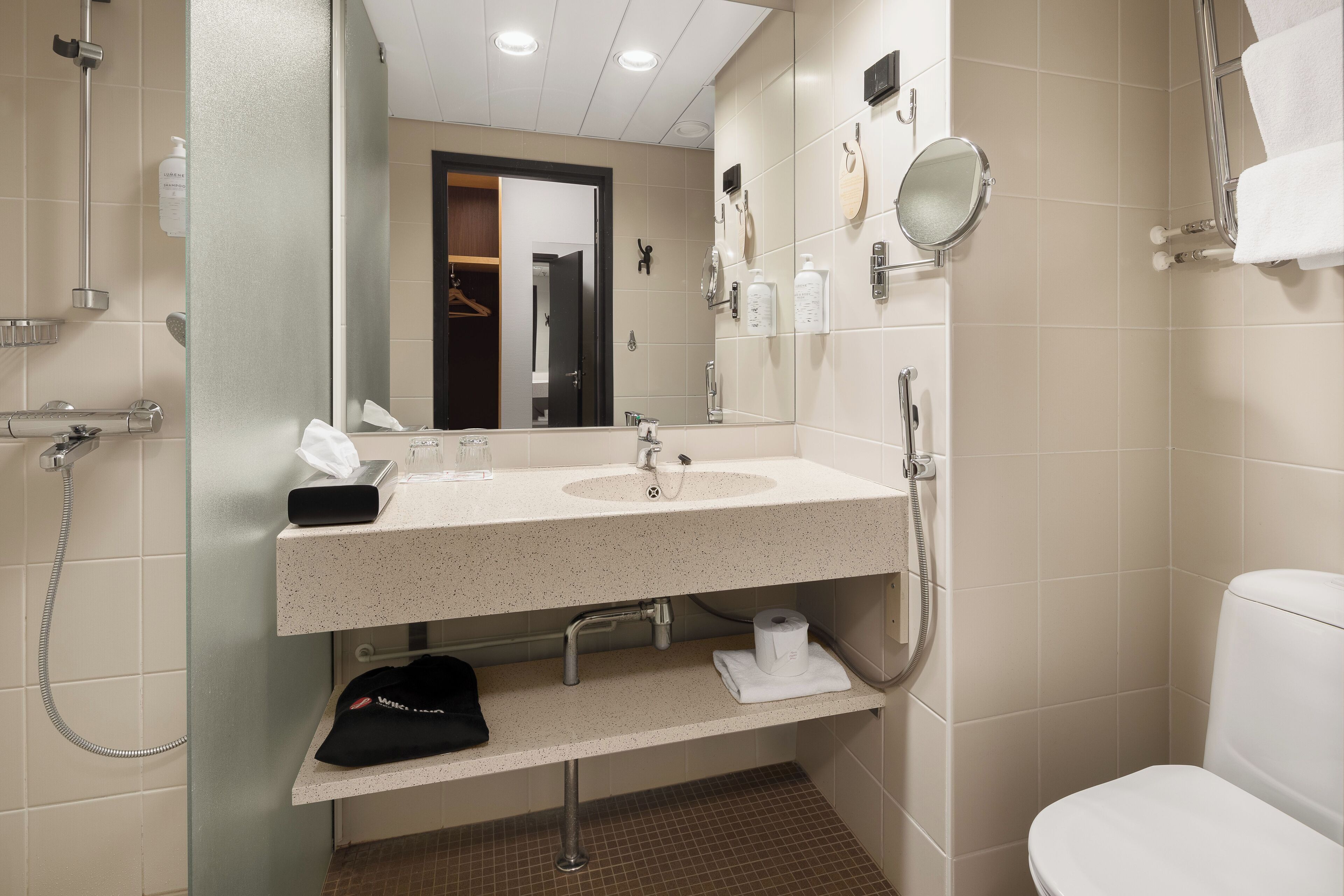 standard single room | bathroom | shower, free toiletries, hair dryer, towels