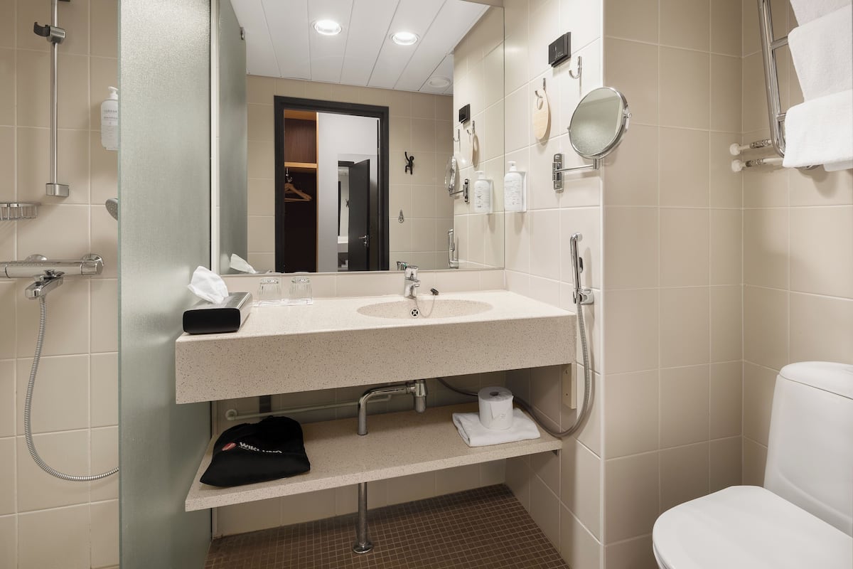 standard single room | bathroom | shower, free toiletries, hair dryer, towels