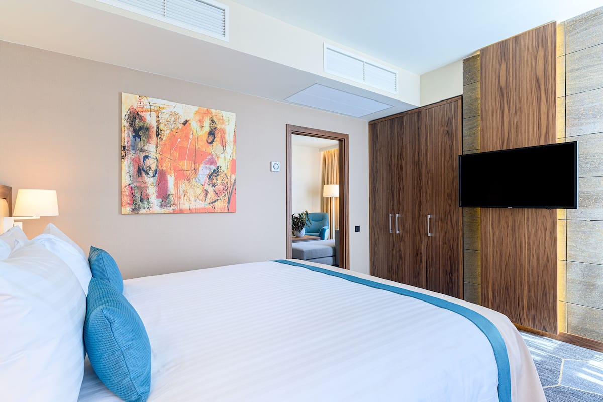 Suite, 1 Bedroom | Minibar, in-room safe, desk, laptop workspace