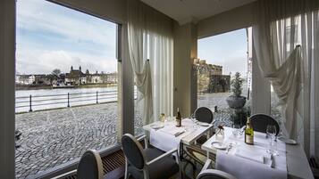 2 restaurants, serveren ontbijt, lunch, diner, Mediterrane gerechten
