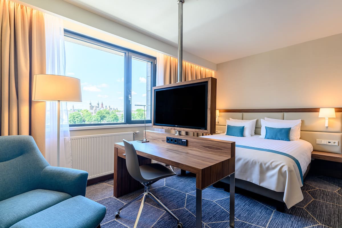 Minibar, coffre-fort, bureau