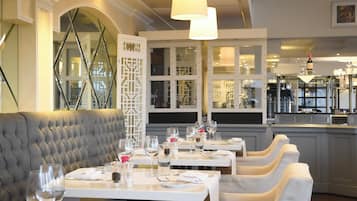 2 restaurants, serveren ontbijt, lunch, diner, Mediterrane gerechten