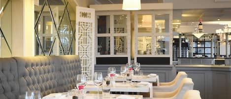2 restaurants, servant le déjeuner et le dßner; cuisine méditerranéenne
