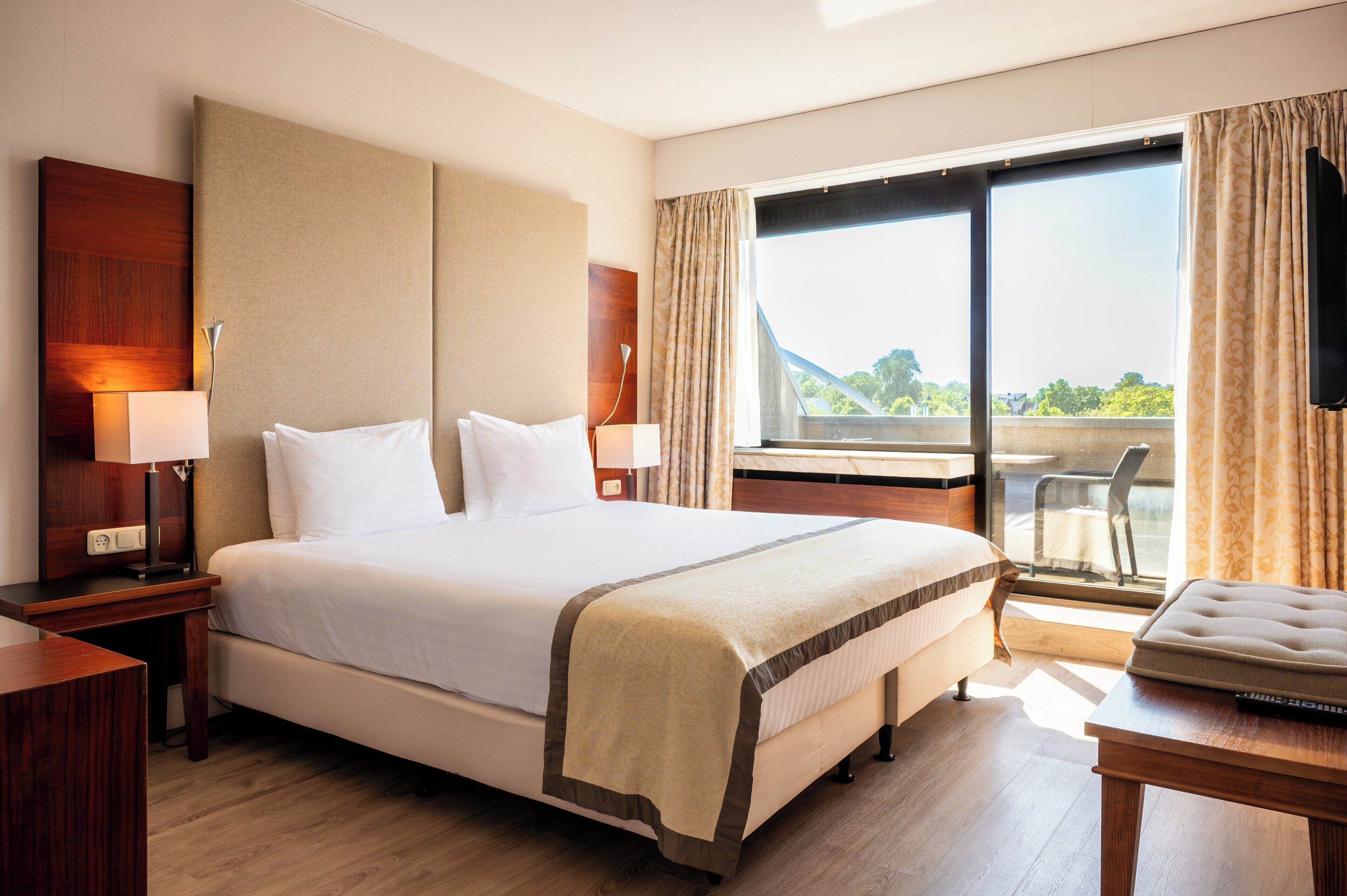 Een minibar, een kluis op de kamer, een bureau, een laptopwerkplek