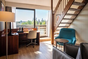 Minibar, in-room safe, desk, laptop workspace - Crowne Plaza Maastricht by IHG (Maastricht)