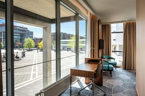Minibar, caixa forta a l'habitació i escriptori 