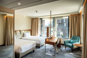 1 kamar tidur, minibar, brankas, dan meja kerja