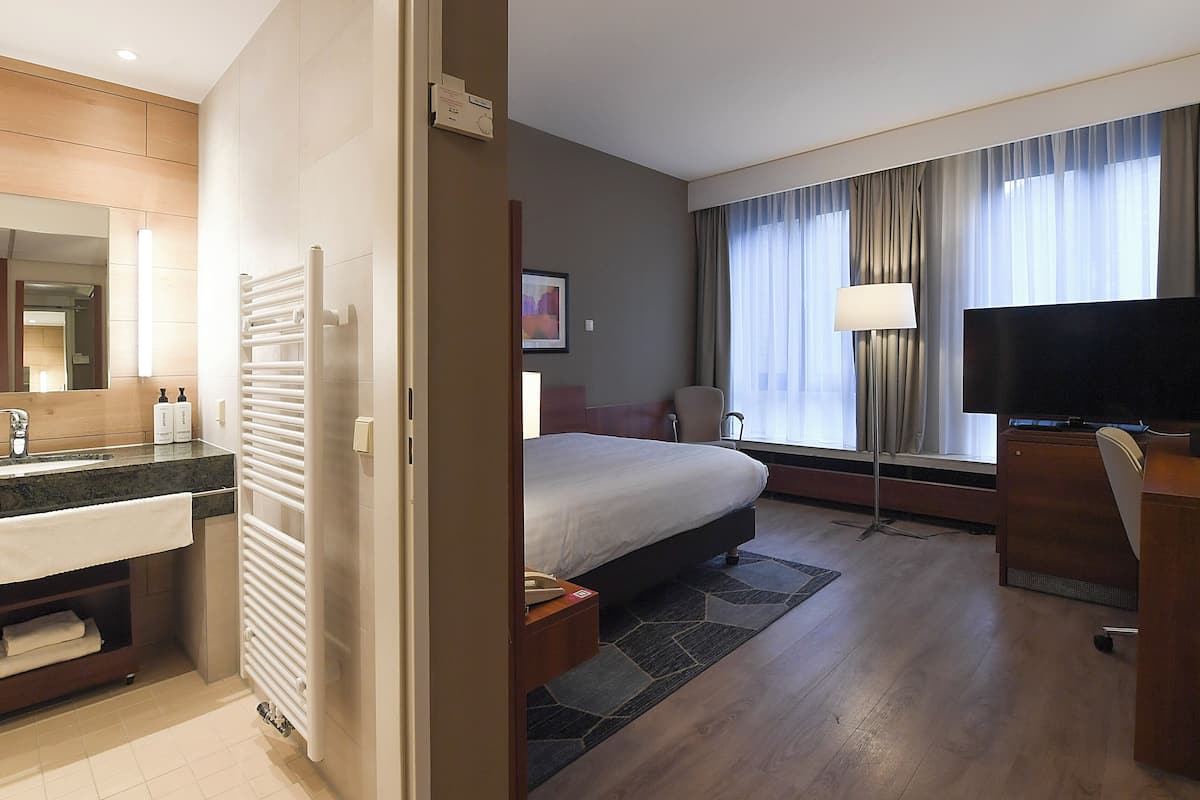 Chambre Standard, 1 grand lit, accessible aux personnes à mobilité réduite | Minibar, coffre-fort, bureau
