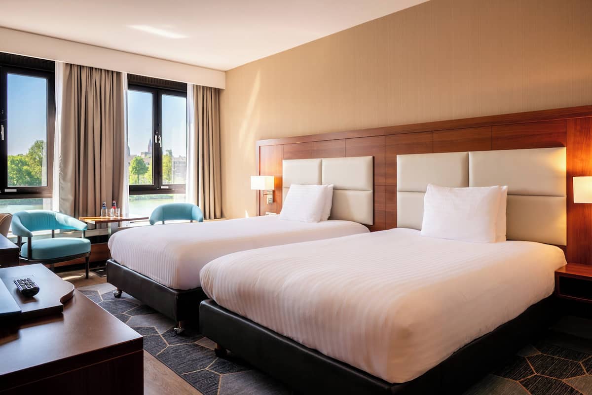 Premium kamer, 2 queensize bedden, uitzicht op rivier (River Meuse View) | Een minibar, een kluis op de kamer, een bureau, een laptopwerkplek