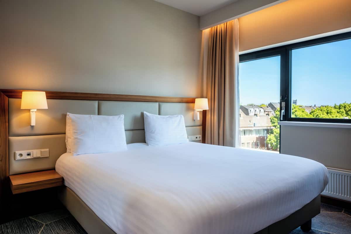 Standaard kamer, 1 kingsize bed (Walk-In Shower) | Een minibar, een kluis op de kamer, een bureau, een laptopwerkplek