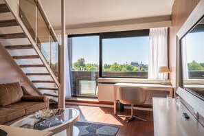 Minibar, in-room safe, desk, laptop workspace - Crowne Plaza Maastricht by IHG (Maastricht)