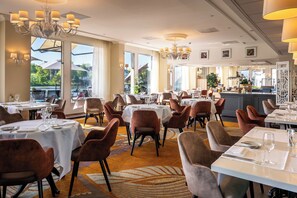 2 restaurants, breakfast, lunch, dinner served; Mediterranean cuisine  - Crowne Plaza Maastricht by IHG (Maastricht)