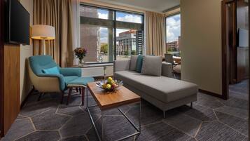 Suite, 1 slaapkamer | Een minibar, een kluis op de kamer, een bureau, een laptopwerkplek